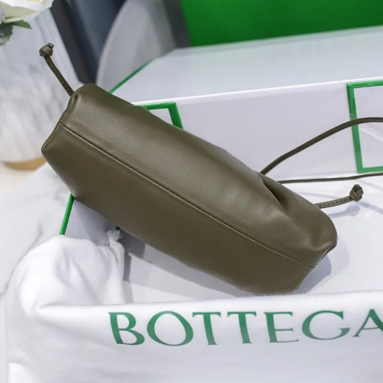 Batch 1120 Bottega Veneta cloud bag ☁️POUCH series original plain calfskin, super low-key and eye-catching, soft and casual. Major internet celebrity bloggers are crazy about calling it fashionable and classy, ​​lazy and intellectual. Small size: 23*13*7 (small cloud plain) dark green, model: 6671